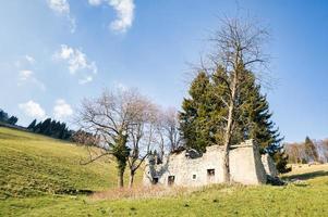 casa abandonada destruída em um prado foto