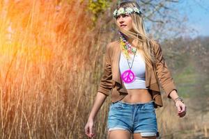 menina hippie estilo indie na natureza foto