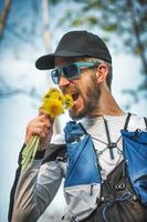 um homem desportivo com flores amarelas foto