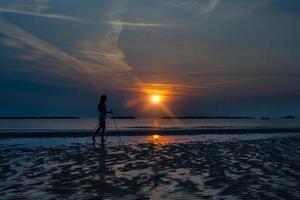 nórdico caminhando na praia ao nascer do sol foto