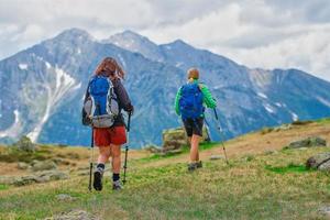 duas amigas durante uma excursão de montanha foto