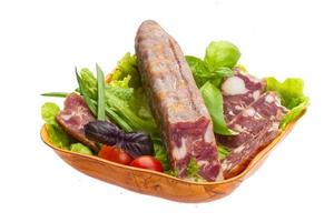 salame maduro com salada, manjericão, cebola e tomate foto