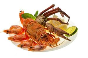 lagosta, camarões, patas de caranguejo e arroz foto