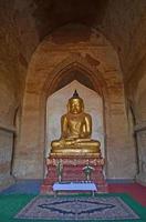 estátua de Buda no templo. Bagan, Mianmar (Birmânia) foto