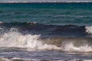 ondas do mar no mar mediterrâneo foto