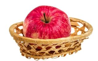 maçãs vermelhas frescas no prato isolado no fundo branco foto