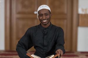 retrato de jovem muçulmano sorrindo