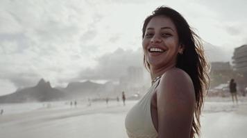 jovem latina, famosa praia rio de janeiro, brasil. férias de férias de verão latino. foto