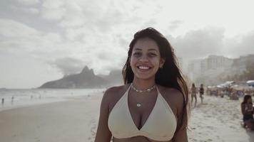 jovem latina, famosa praia rio de janeiro, brasil. férias de férias de verão latino. foto