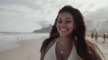 jovem latina, famosa praia rio de janeiro, brasil. férias de férias de verão latino. foto