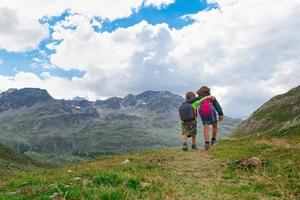 duas crianças durante um acampamento de verão nas montanhas foto