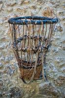 a gerla. cesta de varas de madeira entrelaçadas galhos de vime para feno foto