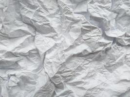 textura de papel amassado. papel amassado isolado no fundo branco foto