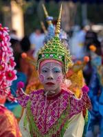 chiang mai, tailândia, 2020 - portriato do jovem vestido e decoração antes de ser ordenado monge budista na cultura lanna e tai. foto