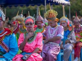 chiang mai, tailândia, 2020 - grupo de vestido de homem e decoração na cultura lanna e tai antes de ordenar ser o monge budista. foto