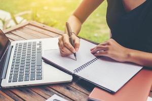 equipe de negócios trabalhando no laptop, enquanto está sentado no escritório. pessoas de negócio. foto