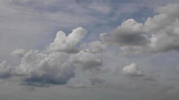 imagem do céu de nuvens brancas em um dia quente foto