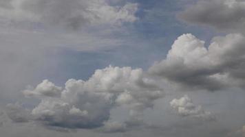 imagem do céu de nuvens brancas em um dia quente foto