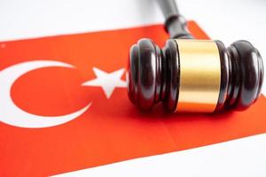 bandeira da turquia com martelo para advogado de juiz. conceito de tribunal de direito e justiça.