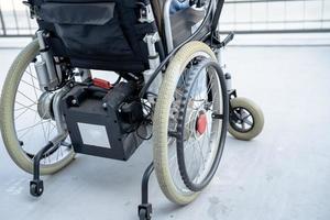 paciente idosa idosa ou sênior asiática em cadeira de rodas elétrica com controle remoto na enfermaria do hospital de enfermagem, conceito médico forte e saudável