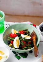 salada de feijão verde com azeitonas e ovo foto