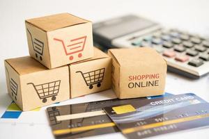 caixa online de compras com cartão de crédito e calculadora no gráfico. conceito de negócio de exportação de importação de comércio de finanças. foto