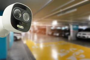 câmera de televisão de circuito fechado de cctv em carros de estacionamento interno, conceito de sistema de vigilância de segurança. foto