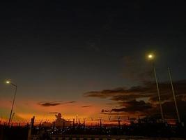 vista do céu e pôr do sol com belas nuvens grossas foto