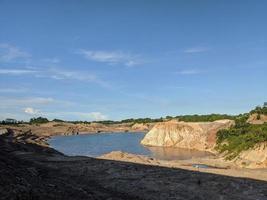 foto do antigo cenário do lago da mina de carvão