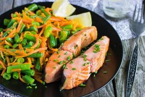 salmão com feijão verde e cenoura foto