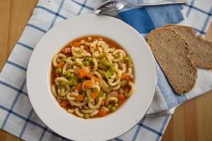 sopa italiana de minestrone de legumes em uma tigela foto