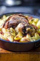 carne de porco grelhada com batata e legumes. foto