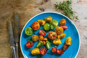 salada de tomate colorido foto