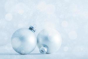 bolas de vidro de natal em fundo de brilho gelado frio foto