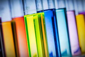 tubos de ensaio cheios de substâncias coloridas. foto