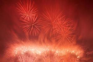 fogos de artifício espetaculares iluminam o céu. celebração de Ano Novo. foto
