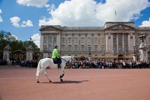 londres, inglaterra, 2022 - guardas reais britânicos andando a cavalo foto