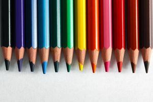 lápis coloridos dispostos como uma paleta de cores, isoladas. foto