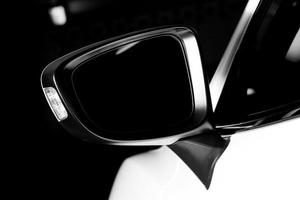 close-up de espelho de asa de carro de luxo moderno foto