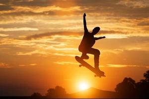 skatista pulando ao pôr do sol. foto