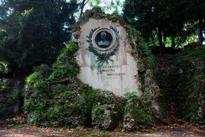 milão, itália, 2022 - giuseppe balzaretti - estátua de architetto em milão, itália. foto