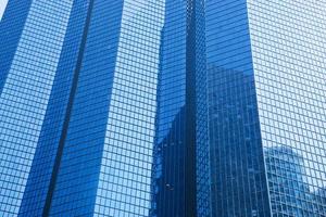 arquitetura moderna de arranha-céus de negócios em tonalidade azul. foto