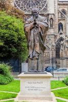 paris, frança, 2022 - estátua do papa john paul ii ao lado da catedral de notre dame em paris, frança. foto