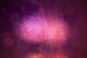 fogos de artifício espetaculares iluminam o céu. celebração de Ano Novo. foto