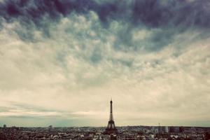 horizonte de paris, frança com torre eiffel. nuvens escuras, vintage foto