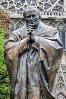 paris, frança, 2022 - estátua do papa john paul ii ao lado da catedral de notre dame em paris, frança. foto