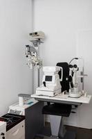 sala de exames do oftalmologista com máquinas profissionais. foto