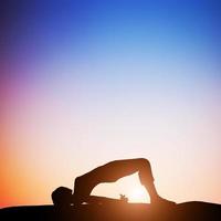 3D mulher em pose de ioga ponte meditando ao pôr do sol. zen foto