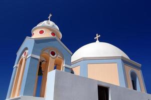 uma igreja branca em fira na ilha de santorini, grécia foto