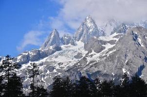 paisagem de montanha alpina de neve foto